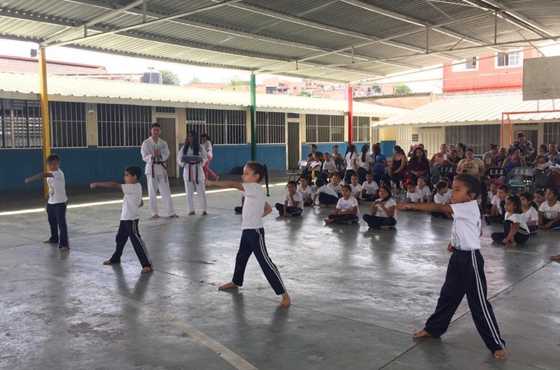 Estudiantes del Centro Escolar Básico Gubernamental (CEBG) Guatemala, ubicado en Tegucigalpa, la capital de Honduras, muestran ‘golpes directos con el puño’ en el cambio de cinta, celerabado el 7 de agosto.